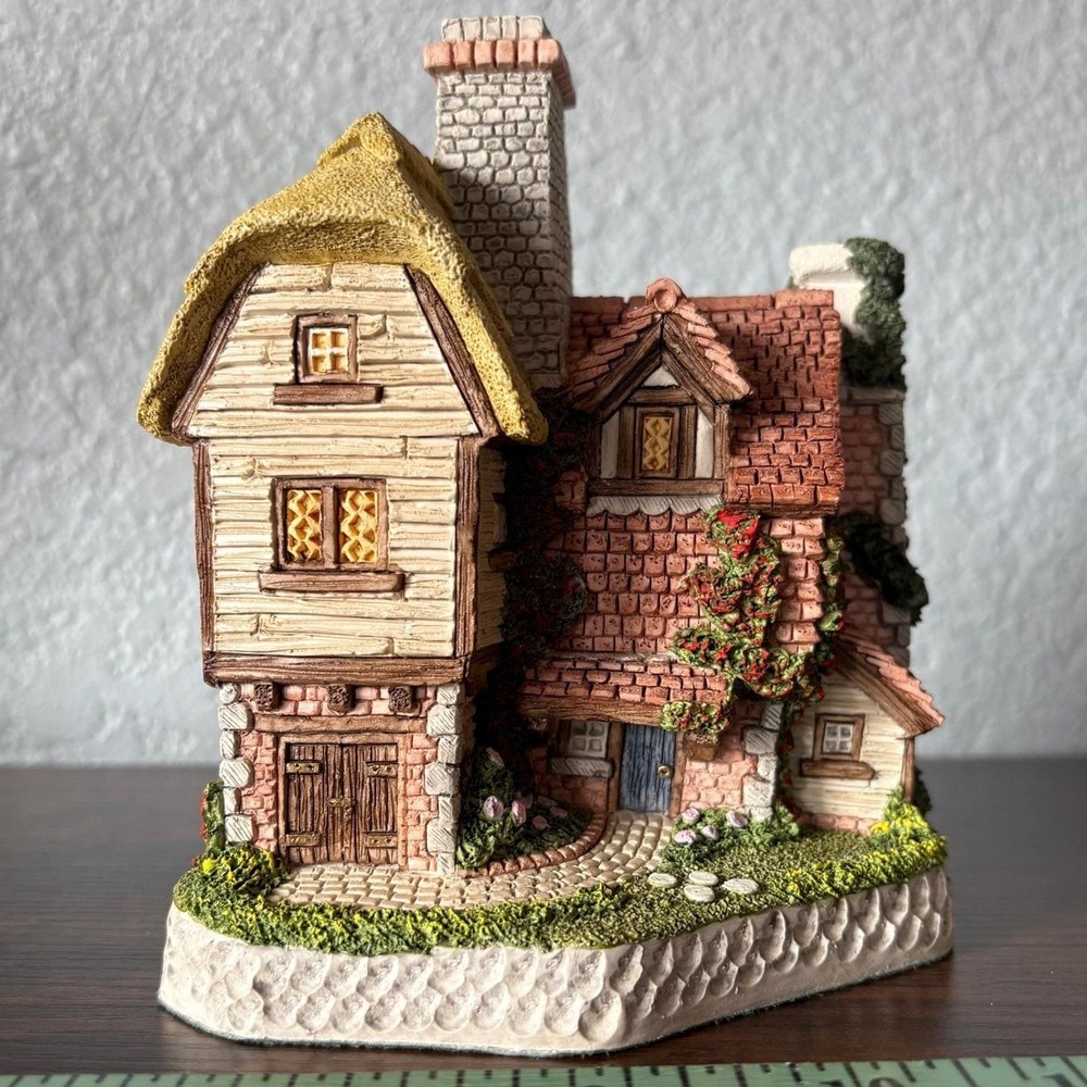 David Winter Plough Farmstead Cottage Collectors Guild 1996 Farmhouse